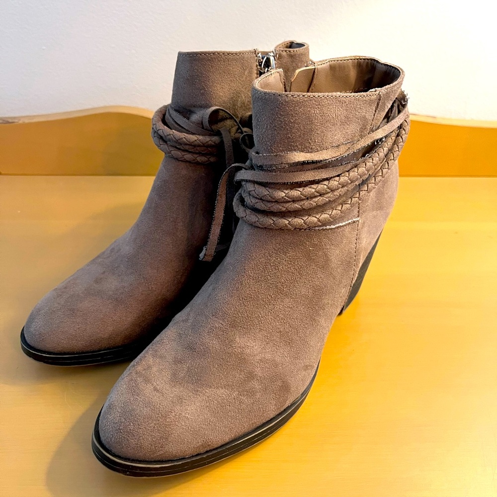 Great condition! Le Chateau boots.